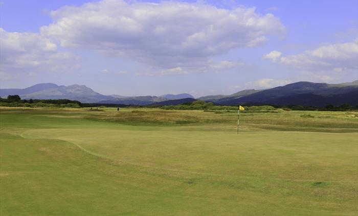 The 7th green and the mountains of Snowdonia
